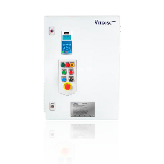 Arrancador Suave en Gabinete Marca Veikong VKS-8000-011-T4PRO Trifásico, 380 - 480 VAC, 15hp. Incluye: Interruptor termomagnético, panel de control, botones, paro de emergencia y supresor de sobrevoltaje